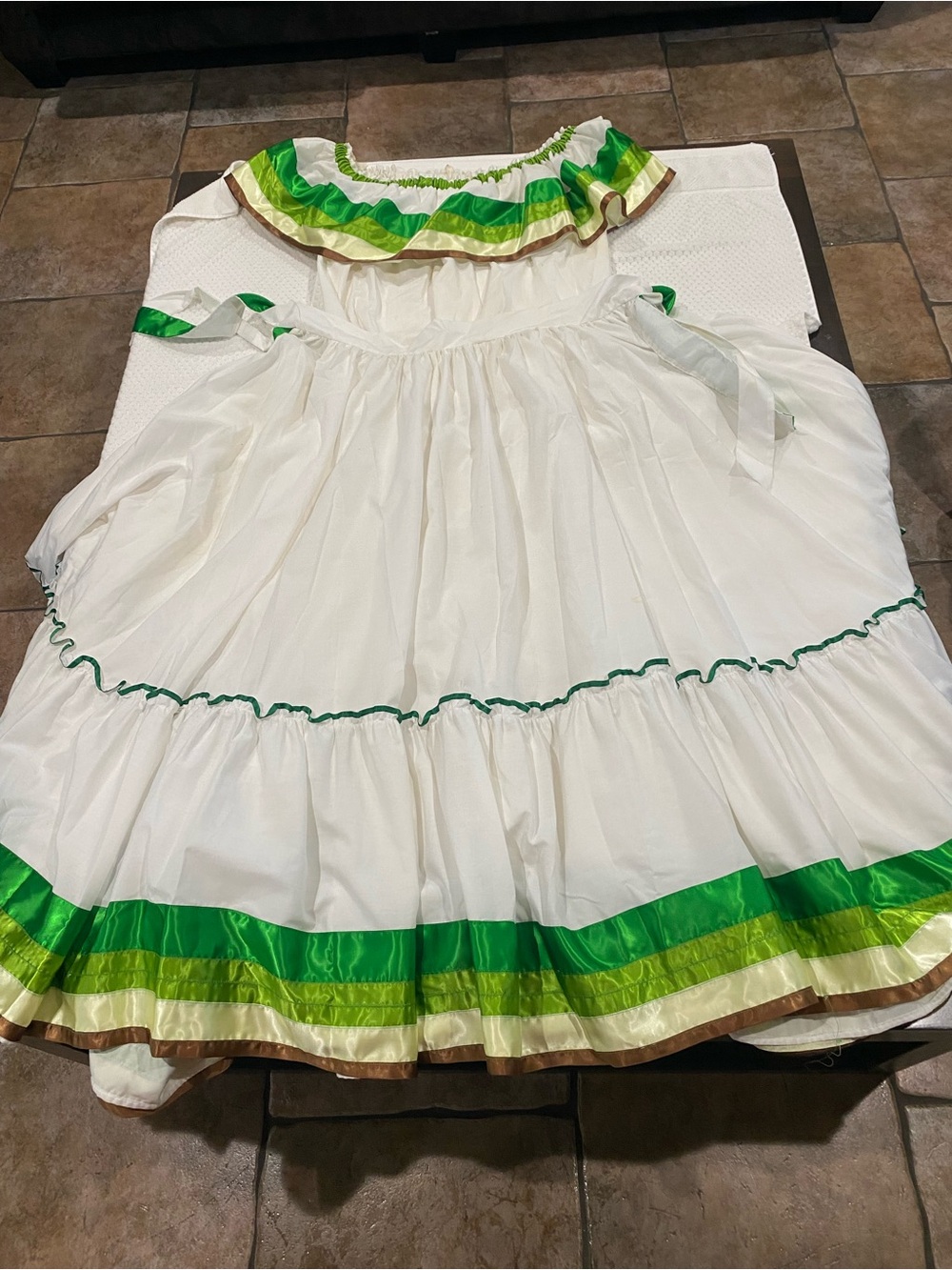 MEXICAN FOLKLORIC White Tiered Skirt & Blouse with Green Trim TWO PIECES